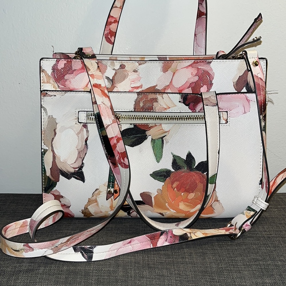 Purse with faux-acrylic painted roses, 5 interior pockets, 2 exterior,
